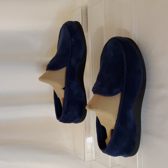 Isotoner Men's Slipper - Picture 2 of 6